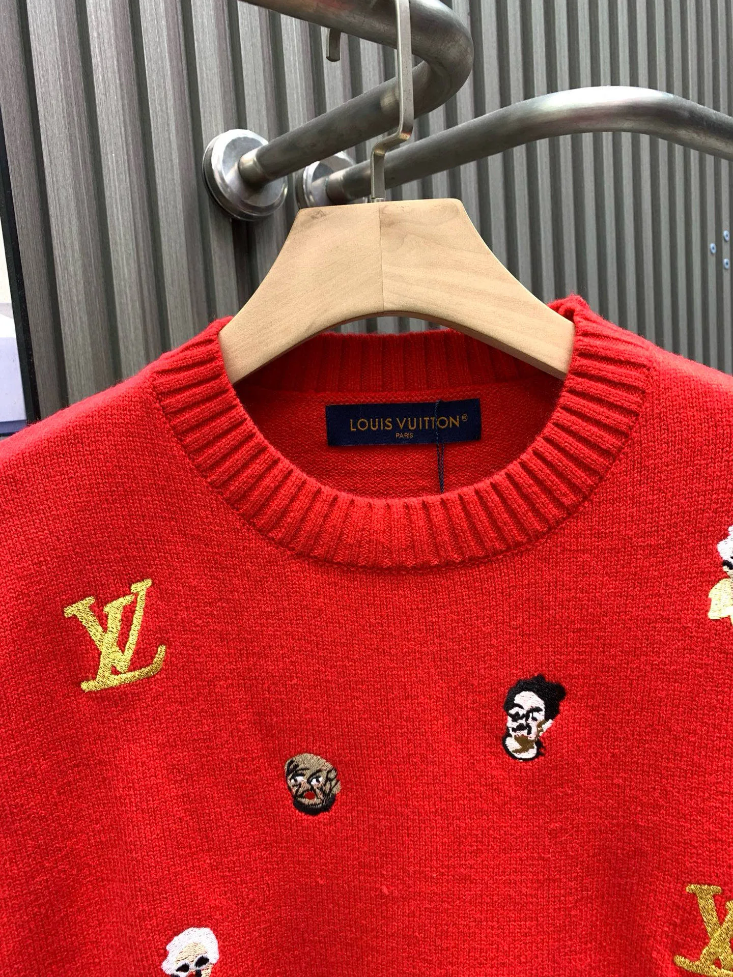 🅿️400 🀄️ Louis Vuitton 26* Autumn and Winter New Year's new products, same style for men and women. Classic logo jacquard logo, fashionable and versatile knitted sweater. Logo is embroidered with gold thread. The surrounding classic weird people's heads and faces are embroidered with complex craftsmanship. Ready-made clothes are crisp and draped with a sense of weight. Not only can they add a sense of fashion to daily wear, they feel soft, delicate, comfortable, breathable and not easily deformed. They are fashionable and individual and have a warm effect at the same time. The appearance is really nothing to say. Get it now